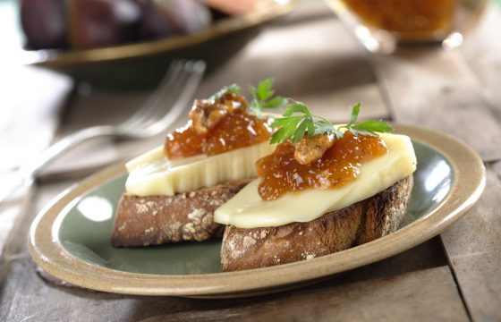 Canapé con geleia de figos, nozes e queijo Arzúa Ulloa