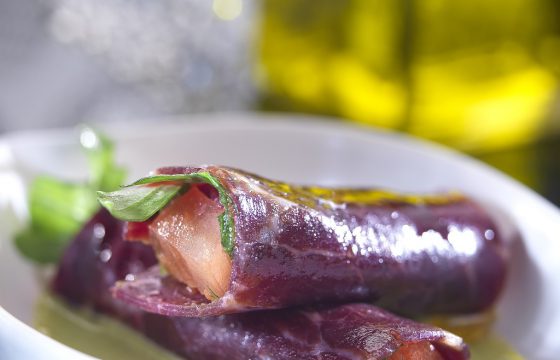 Canelone de presunto ibérico recheado de tomate e rúcula