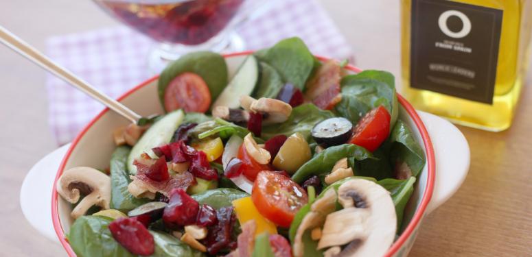 SALADA com maiúsculas, um clássico com molho brilhante de cerejas