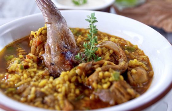 Arroz ao molho de coelho e cogumelos