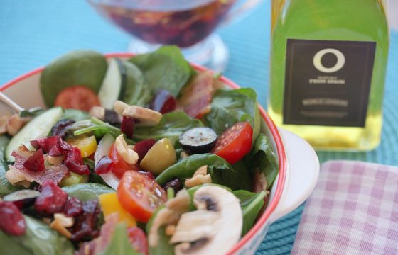 Salada com vinagrete brilhante de cerejas