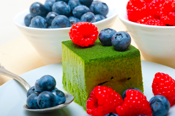 bolo de mousse de chá verde matcha com frutos silvestres