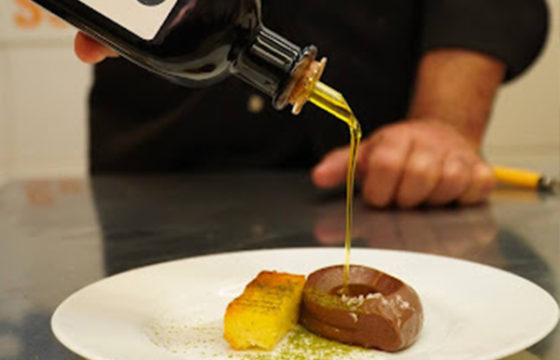 Sobremesa com Elegância: Bolo de Azeite com Ganache 70%