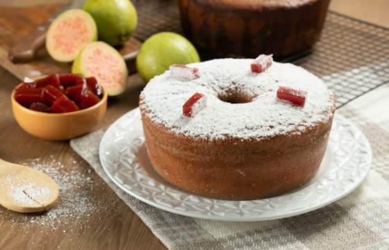 Bolo de fubá com goiabada com azeite de oliva extra virgem da Espanha