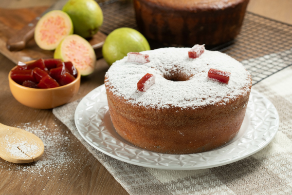 Bolo de fubá com goiabada